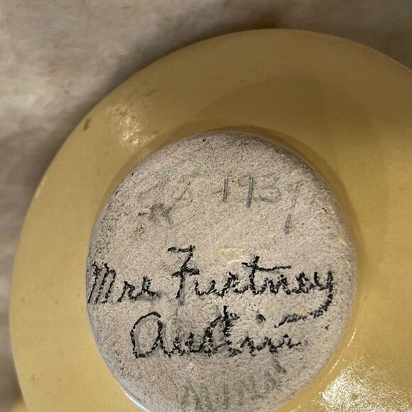 Vintage creamer matte yellow 1939 USA pottery - Picture 10 of 12